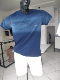 Camiseta Azul e Bermuda Branca